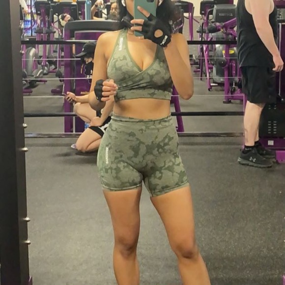 GYMSHARK Adapt Camo Seamless Sports Bra and Shorts – Green - Picture 11 of 11